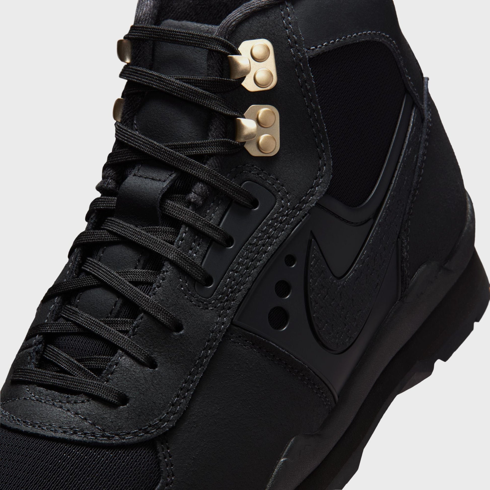 Nike Baltoro SP - Black / Gold