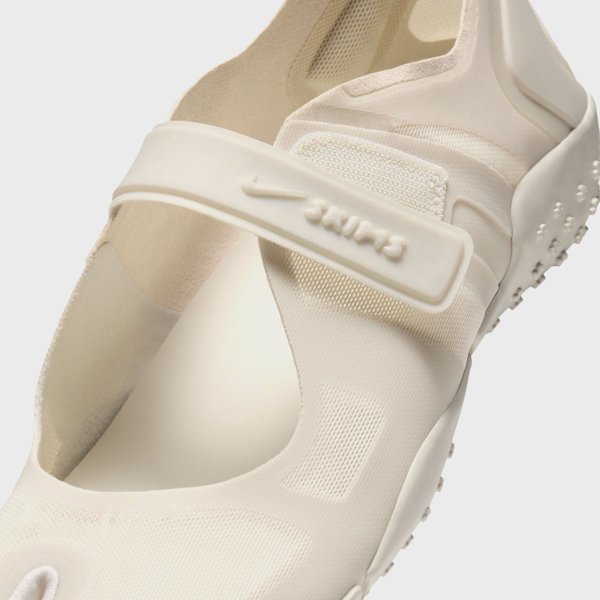NikeSKIMS WMNS Rift Mesh - Light Bone / Light Orewood Brown