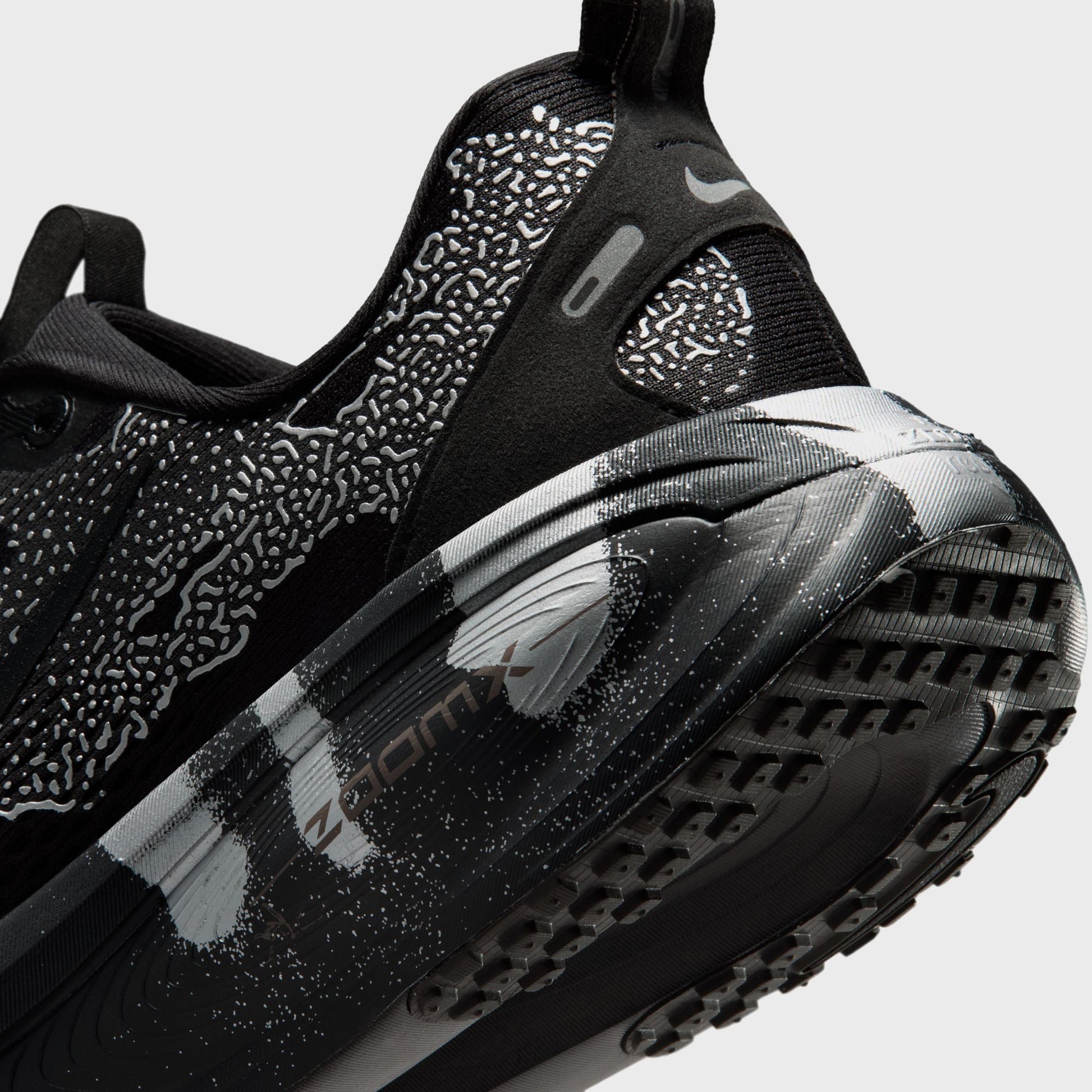 Nike Vomero 18 - Iron Grey / Light Smoke Grey / Black