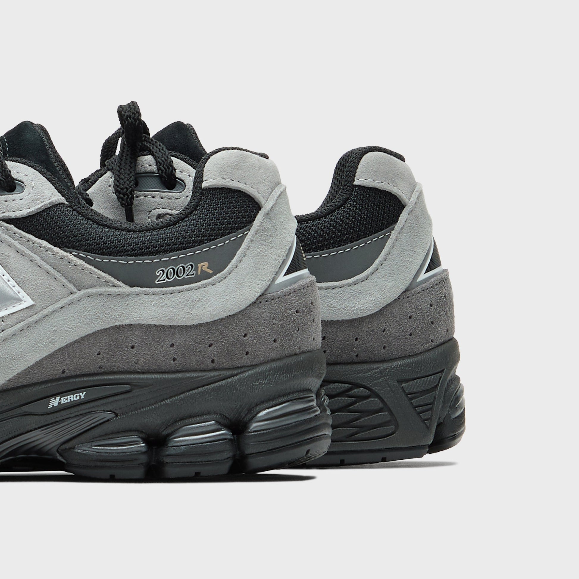 New Balance 2002R - Black / Silver Metallic